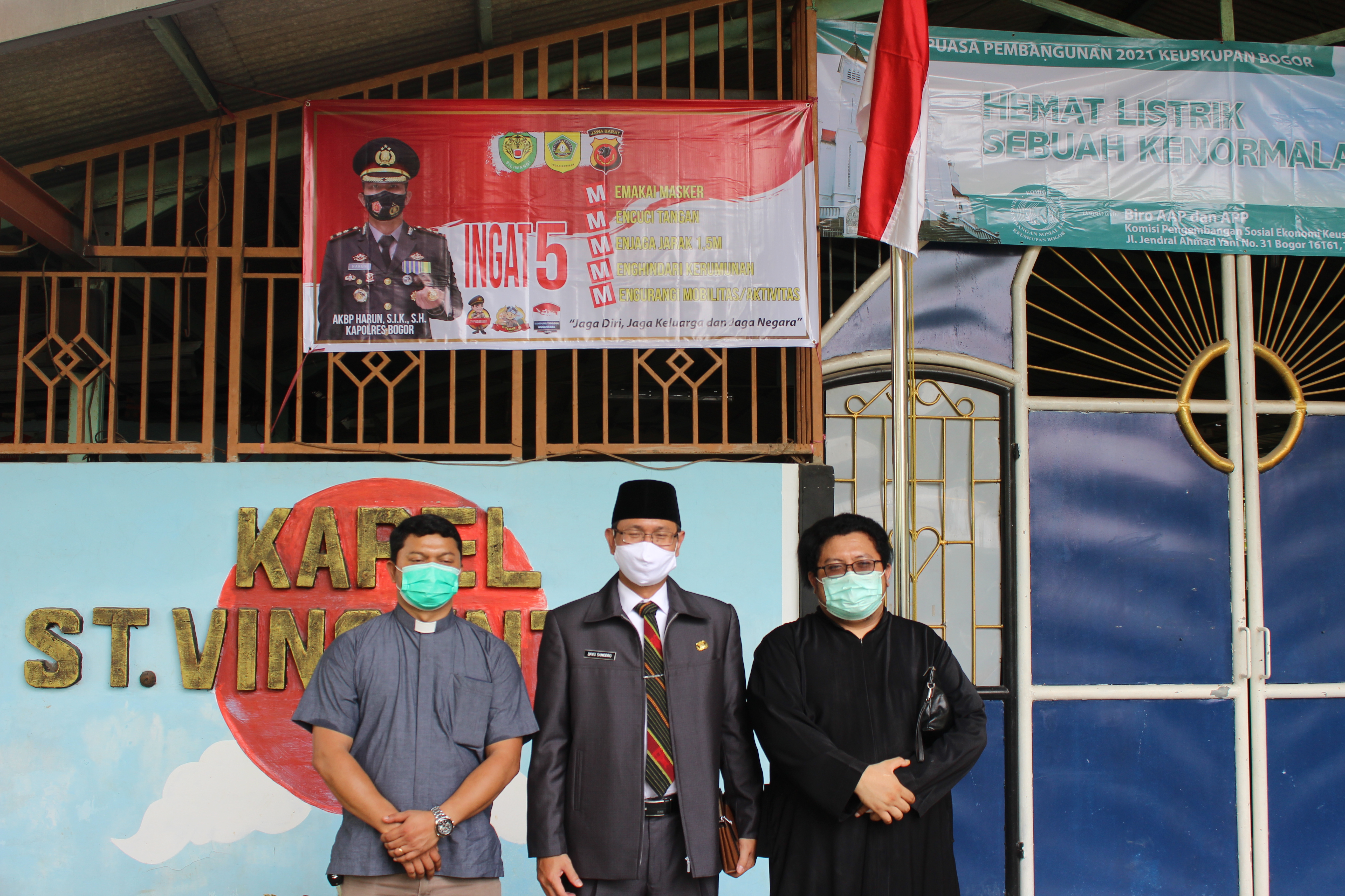 RD. Yohanes Suparto (kiri), Bapa Yohanes Bayu (Tengah) RD. Marselinus Wahyu (kanan)